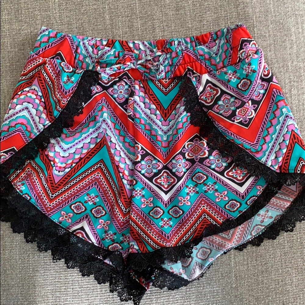 Stretchy patterned shorts